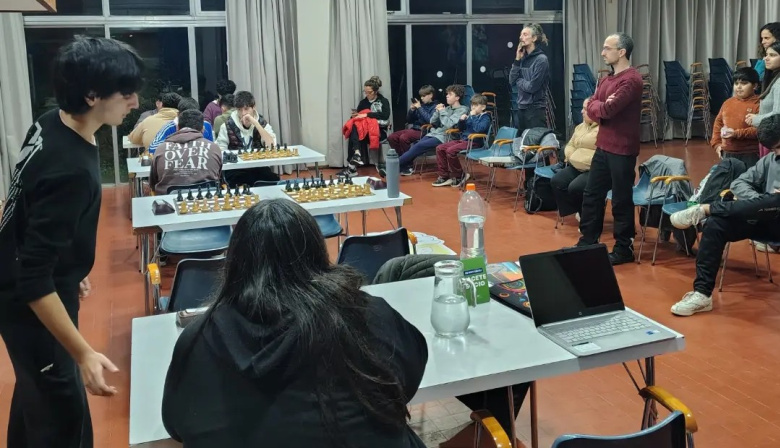 La Escuela Municipal de Ajedrez incorporó por primera vez tableros y relojes profesionales para competencias