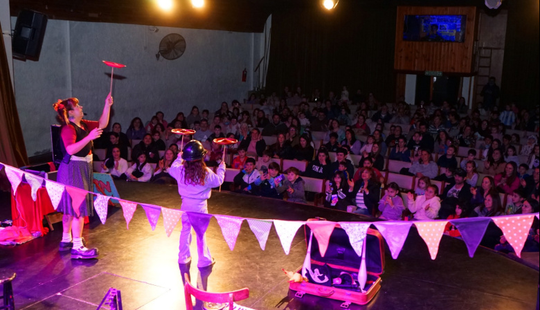 Comenzaron a sala llena las funciones de invierno en el Teatro Municipal: «Es totalmente gratuito», resaltó Juan Gamba