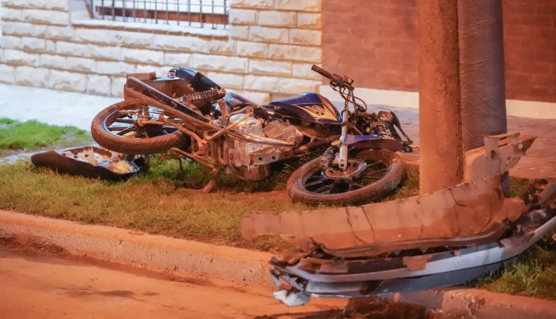 Motociclista hospitalizado tras chocar con una camioneta en 73 y 40: el casco evitó consecuencias mayores