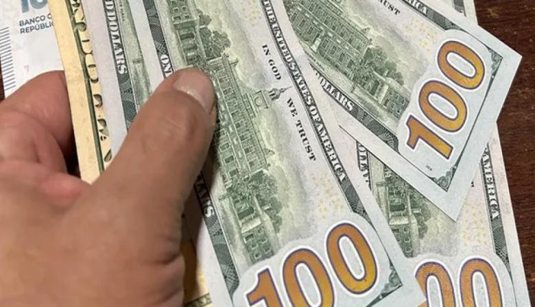 Las empresas ya podrán pagar sueldos en dólares: el Banco Central habilitó las cuentas sueldo en moneda extranjera
