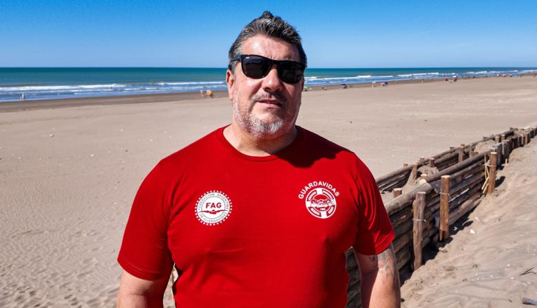 Mientras Necochea enfrenta el frío polar, decenas de guardavidas locales trabajan bajo el intenso verano europeo