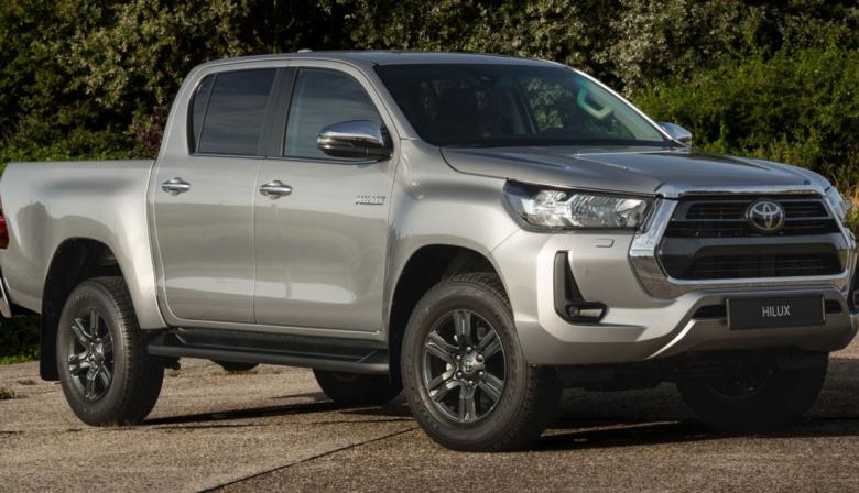 Buscan una camioneta que fue robada a mano armada frente a un comercio