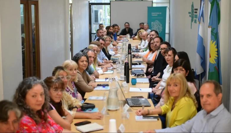 Docentes y estatales aceptaron un aumento salarial del 7% en dos tramos y volverán a negociar en septiembre