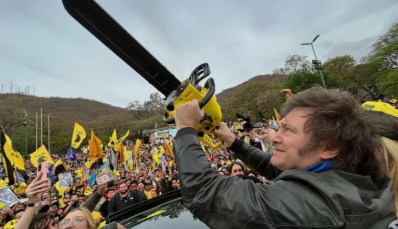 Recortaron subsidios, frenaron obras y despidieron miles de empleados: ¿dónde está la plata?