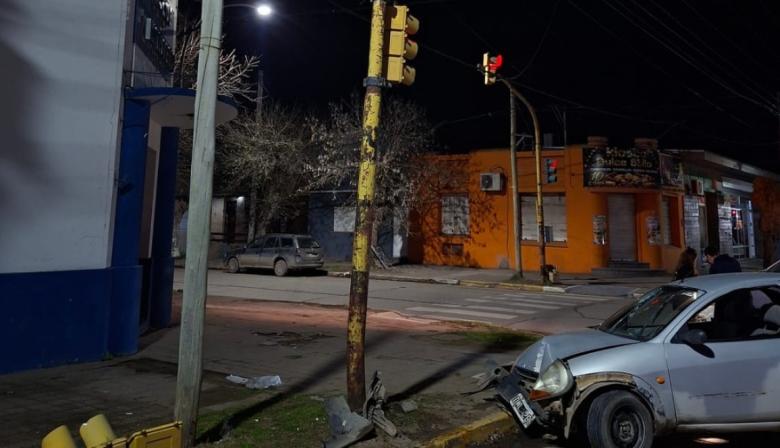 Una mala maniobra terminó con un auto contra un semáforo: la conductora sufrió heridas leves