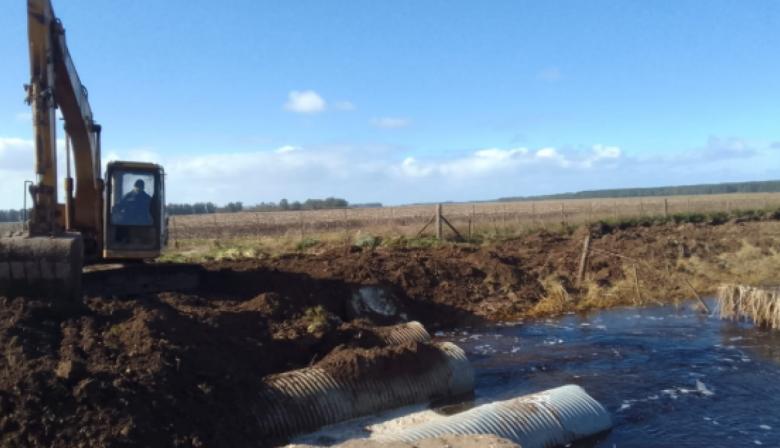 EMSUR reforzó los trabajos en los caminos rurales tras las intensas lluvias acumuladas en el distrito