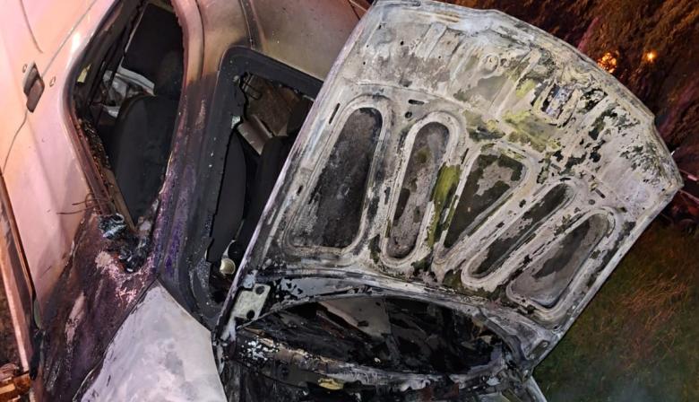 Bomberos y Defensa Civil sofocaron el incendio de un vehículo en la madrugada