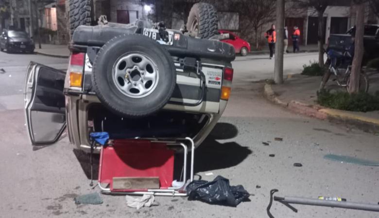 Vuelco de una camioneta en la madrugada: trabajaron Policía, Tránsito y una grúa