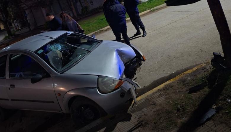 Un Ford Ka chocó contra un semáforo en Quequén y la conductora sufrió lesiones leves
