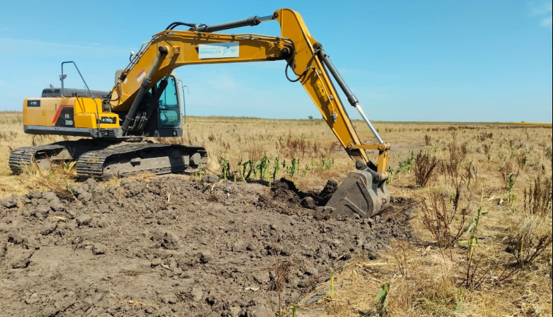 EMSUR suma una nueva retroexcavadora para enfrentar los anegamientos rurales