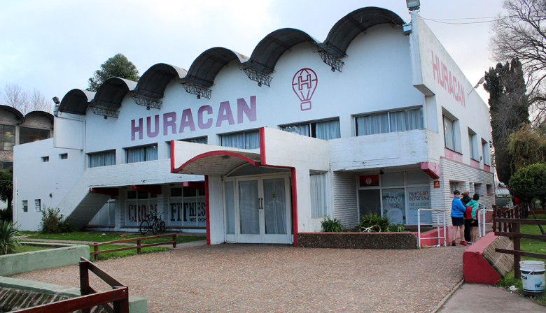 Robaron en el bowling del Club Huracán: se llevaron un televisor, bebidas y mercadería
