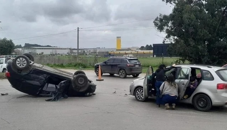 Otra vez la Ruta 88: Choque y vuelco de un vehículo frente al Parque Industrial de Mar del Plata