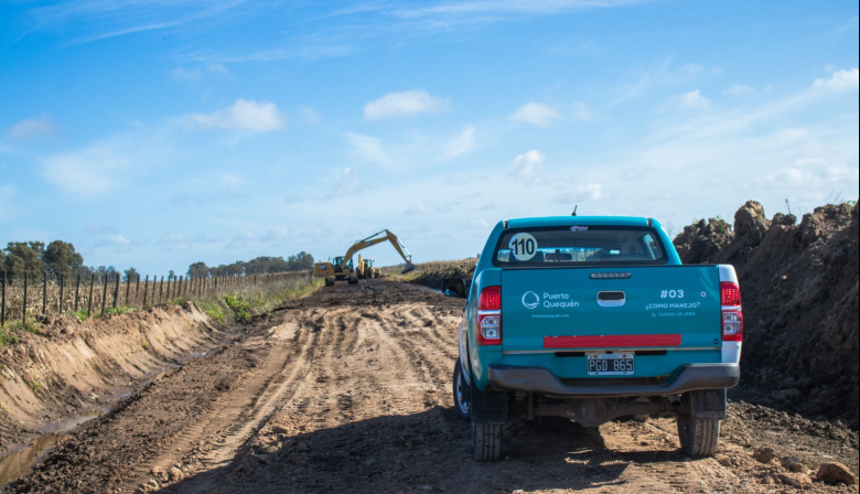 Puerto Quequén fortalece su respaldo al campo con aportes para recuperar caminos rurales afectados por las lluvias