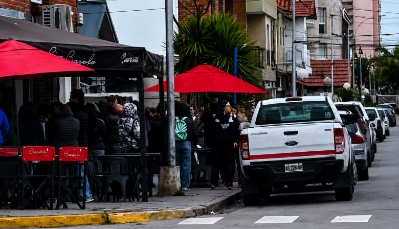 Una cola de dos cuadras por un empleo: la imagen que expone la otra cara del modelo económico Libertario