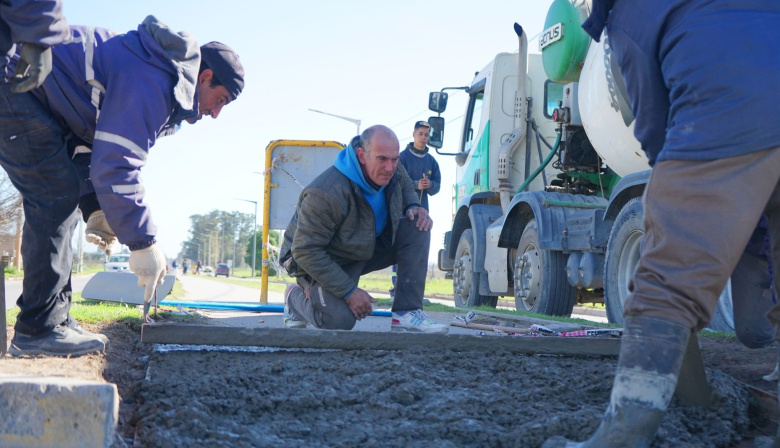 Realizan trabajos de hormigón para reparar calles dañadas y mejorar las rampas de la bicisenda de la 75