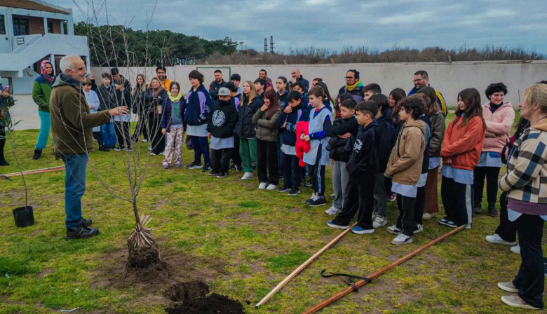 Más de 300 personas participaron de una jornada ambiental de Puerto Ciudad en la Escuela Nº 50