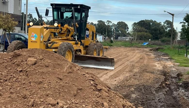 Llevan a cabo tareas de entoscado de calles y servicios públicos en distintos puntos de Juan N. Fernández
