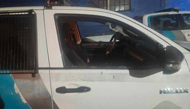 Tres aprehendidos tras agredir a policías y provocar daños en un patrullero durante un operativo en Quequén
