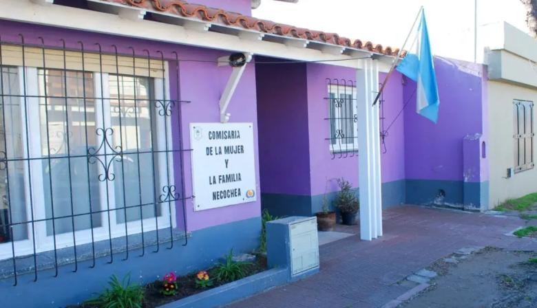 Amenazó de muerte a su pareja con un cuchillo y fue detenido tras enfrentarse con la Policía