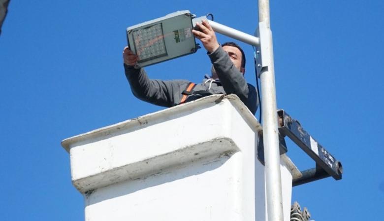 Renuevan el alumbrado en la Plaza Güemes del Barrio Banco Provincia