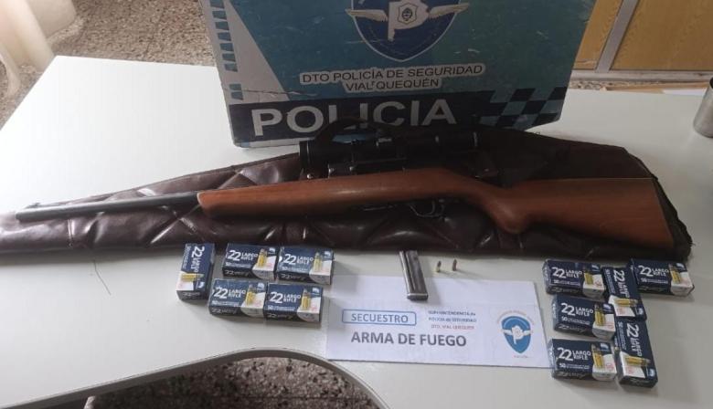 Aprehenden a un hombre con una carabina cargada y 457 municiones durante un operativo vial en Quequén
