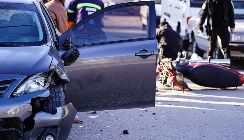 Un motociclista fue trasladado al hospital tras un choque en 63 y 52