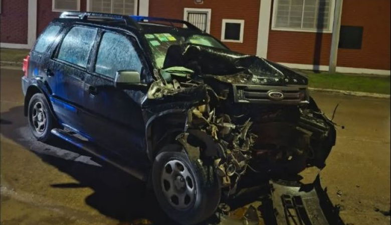 Grave accidente en Quequén: una camioneta chocó contra un camión y un hombre resultó gravemente herido