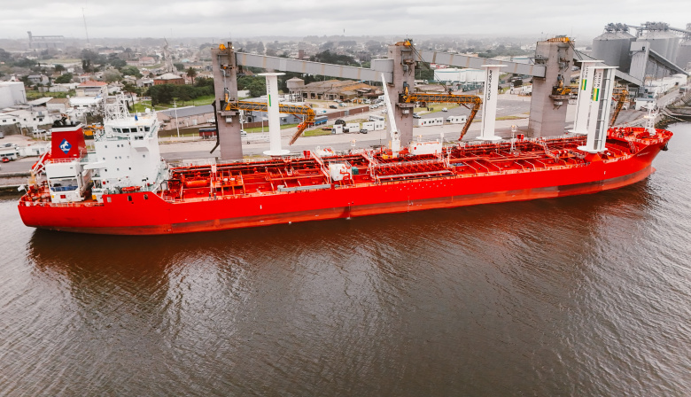 Innovación tecnológica y sustentabilidad en Puerto Quequén: arribó el buque "Santiago I" equipado con modernas velas de succión