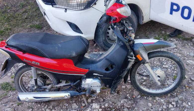 Hallan una moto abandonada en un terreno baldío y la Policía la secuestró