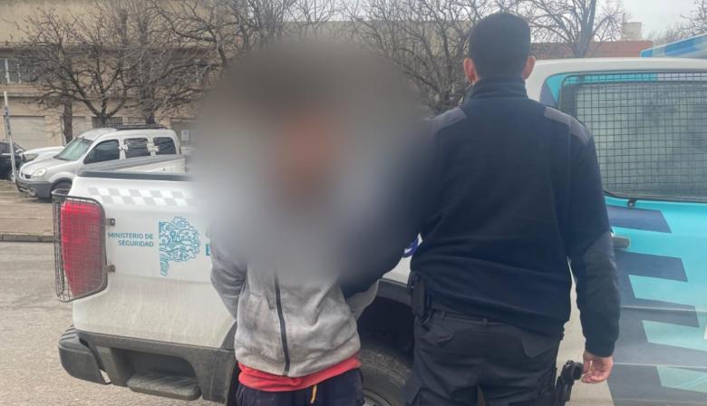 Rompió una vivienda, escapó de la Policía y otro hombre cayó con cocaína y cuatro cuchillos