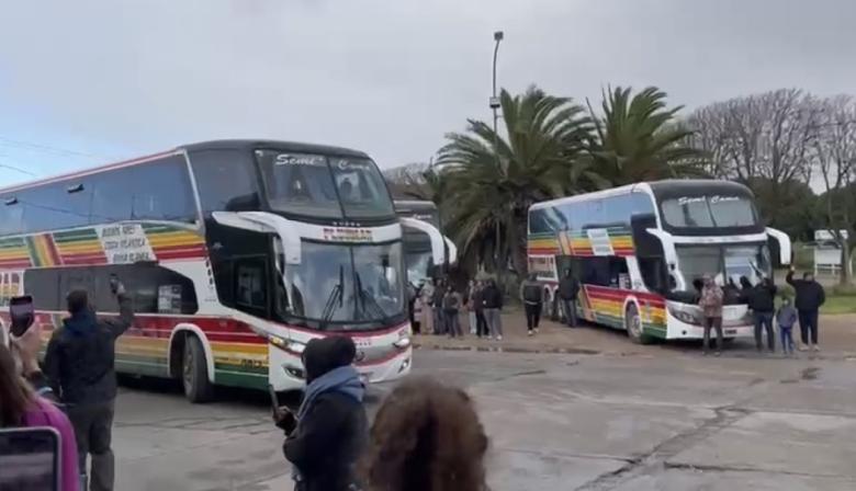 De no creer: un viaje de egresados a Bariloche quedó demorado por un control al chofer