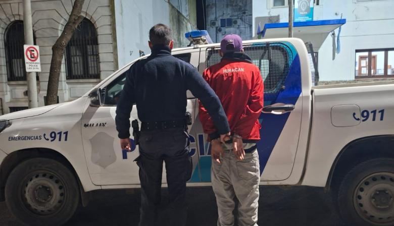 Detectado a tiempo: las cámaras vieron a un joven armado y la Policía lo interceptó antes de que ocurriera un hecho