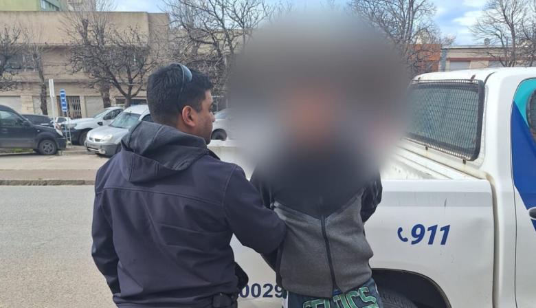 Lo encontraron herido en la casa de su expareja y quedó detenido porque era buscado por la Justicia