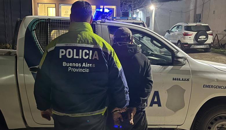 Aprehendieron a un hombre acusado de amenazar con un cuchillo a su pareja y sus hijos