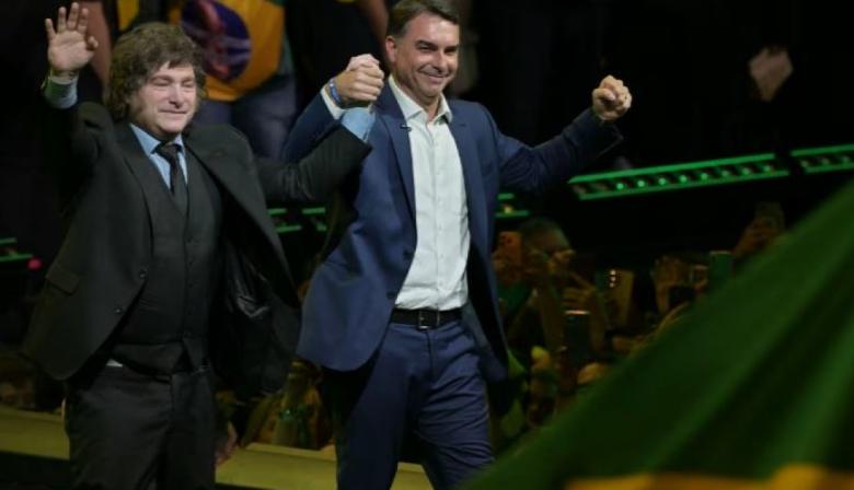 Milei ayudó a Bolsonaro a fugarse de Brasil: el avión que salió de Argentina rumbo a Estados Unidos
