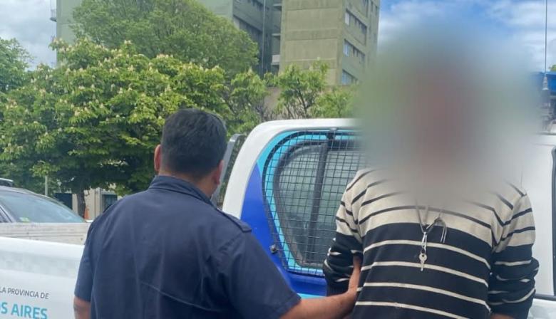 Trapito amenazó a una mujer tras subirse al techo de su camioneta y terminó aprehendido
