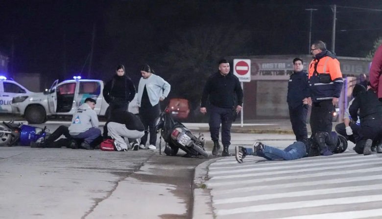 Dos motociclistas resultaron heridos tras un fuerte choque en Quequén