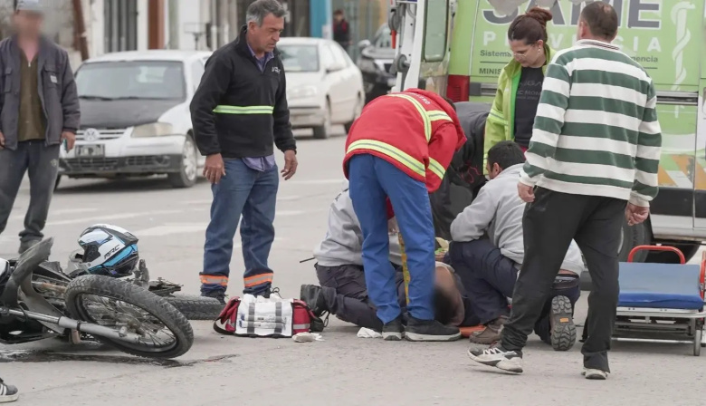 Un motociclista resultó hospitalizado tras chocar contra un auto en Quequén