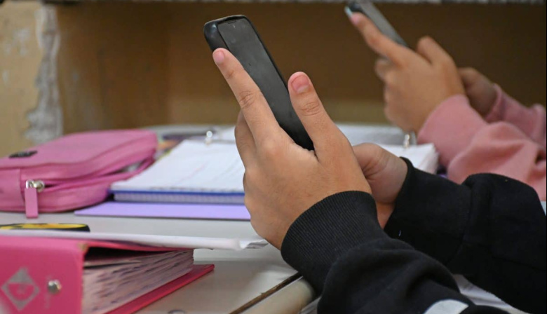 Ya es Ley la prohibición del uso de celulares en las escuelas bonaerenses