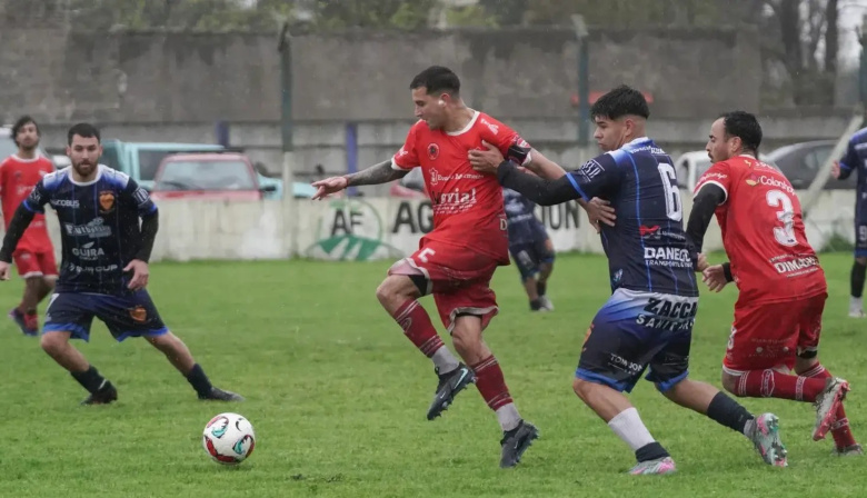 Liga Necochea: Villa Díaz Vélez recuperó el liderazgo y un vibrante 4-4 iluminó la tarde lluviosa en Quequén