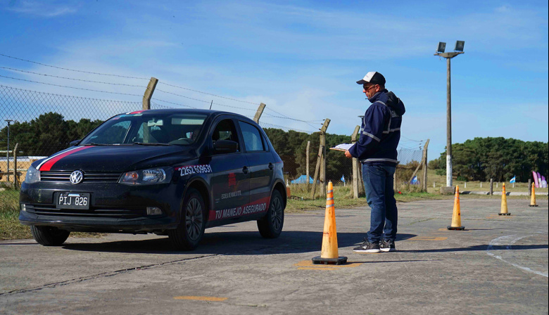 Licencias de conducir: quienes rindan el examen con auto automático solo podrán manejar ese tipo de vehículos