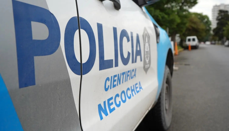 Robaron 50 pares de zapatillas y dinero en una zapatería del centro