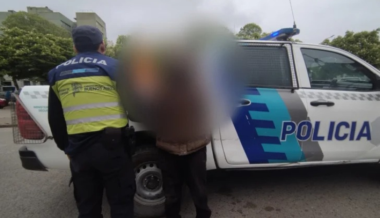 Vecinos redujeron a un hombre que intentó robar un cajón de cerveza y una bicicleta