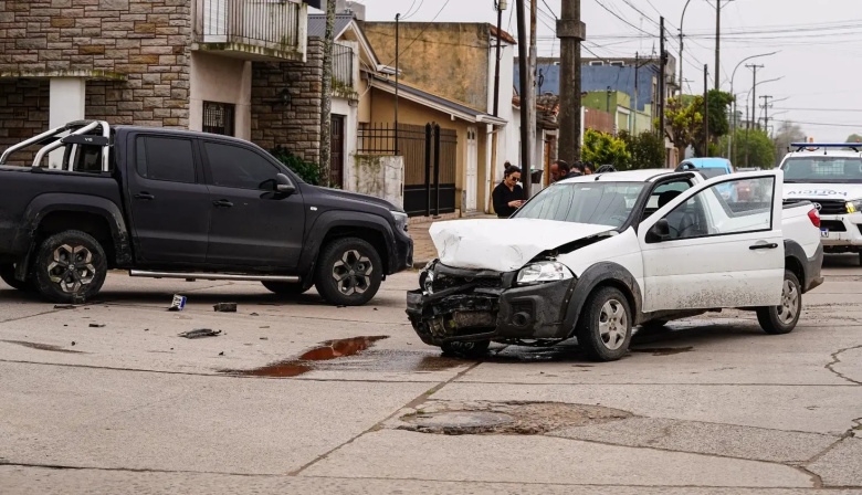 Qué mal manejamos: fuerte choque entre dos camionetas en 42 y 63
