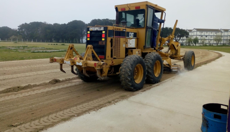 Se realizan trabajos de mejora en la pista de atletismo del Polideportivo Municipal