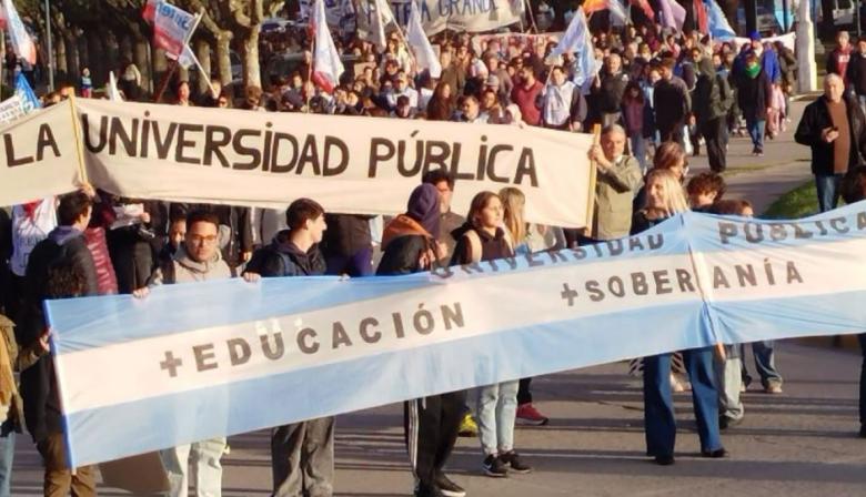 Necochea marchó en defensa de la universidad pública y reclamó más presupuesto para la educación