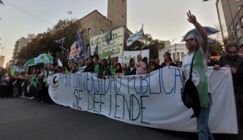 Necochea se suma a la Marcha Federal Universitaria con una movilización en defensa de la educación pública