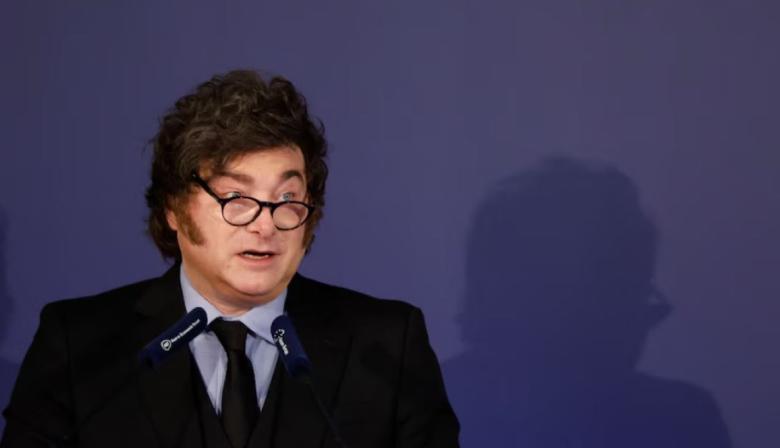 Milei llamó “impresentable dictador” a Pedro Sánchez y pidió que lo echen “a patadas”