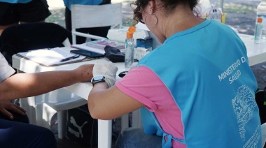Una posta provincial realiza controles gratuitos de presión y glucemia en la Plaza Dardo Rocha