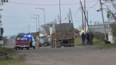 Un camionero murió aplastado por su propio vehículo al revisar una falla mecánica
